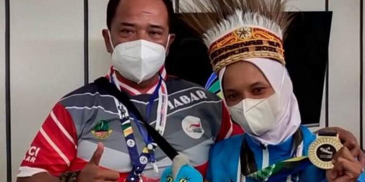 Angkat Berat Jabar Raih Emas Pertama