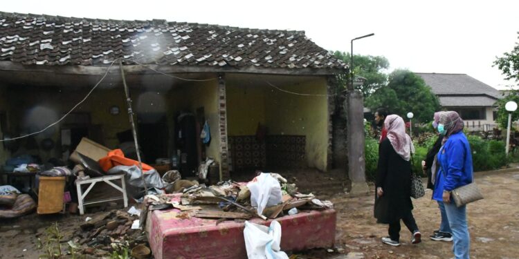 Tanggul Jebol Rusak 10 Rumah di Kabupaten Bandung