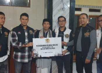 HDCI Bantu Kubah Masjid dan Uang Tunai di Cikole Lembang