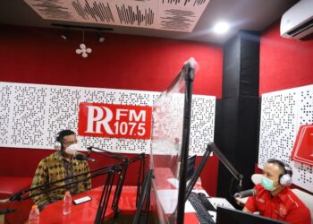 Ketua DPRD Kota Bandung, H. Tedy Rusmawan, AT., M.M., menjadi pembicara di Radio PRFM Bandung, Senin (14/2/2022). Marhan/Humpro DPRD Kota Bandung