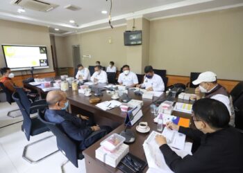 Komisi A melakukan rapat kerja membahas Evaluasi Kinerja Tahun 2021 dan Ekspose Rencana Kerja Tahun 2022 bersama DPMPTSP Kota Bandung, di Ruang Rapat Komisi A, DPRD Kota Bandung, Rabu, (16/2/2022). Marhan/Humpro DPRD Kota Bandung