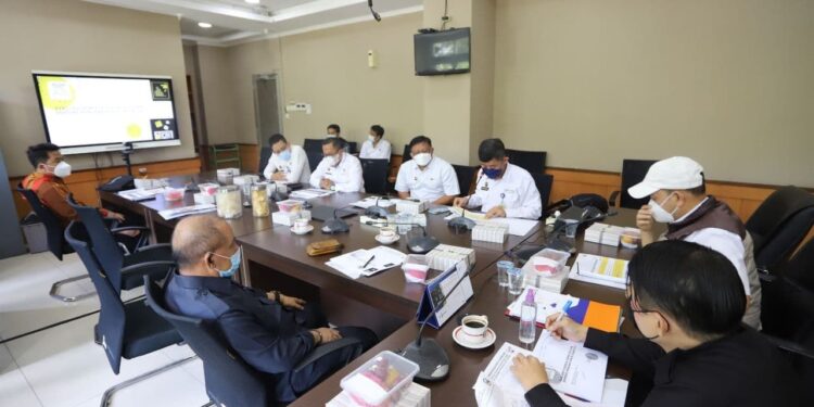 Komisi A melakukan rapat kerja membahas Evaluasi Kinerja Tahun 2021 dan Ekspose Rencana Kerja Tahun 2022 bersama DPMPTSP Kota Bandung, di Ruang Rapat Komisi A, DPRD Kota Bandung, Rabu, (16/2/2022). Marhan/Humpro DPRD Kota Bandung