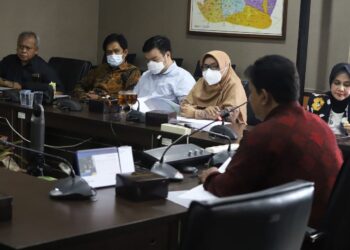 Komisi B DPRD Kota Bandung menggelar Rapat Kerja bersama Dinas Lingkungan Hidup (DLH), membahas Realisasi Pendapatan TA 2021 dan Target Pendapatan Triwulan I TA 2022, di Ruang Rapat Komisi B, Rabu (16/2/2022). Tofan/Humpro DPRD Kota Bandung