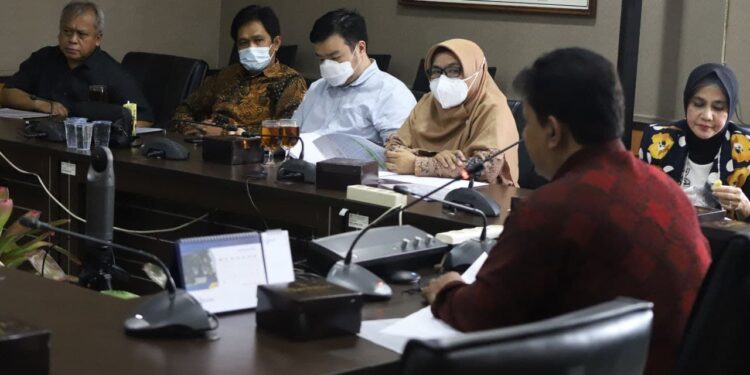 Komisi B DPRD Kota Bandung menggelar Rapat Kerja bersama Dinas Lingkungan Hidup (DLH), membahas Realisasi Pendapatan TA 2021 dan Target Pendapatan Triwulan I TA 2022, di Ruang Rapat Komisi B, Rabu (16/2/2022). Tofan/Humpro DPRD Kota Bandung