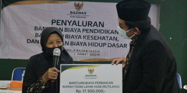 Terima Bantuan Baznas Kota Bandung, Widaningsih Tak Kuasa Menahan Tangis