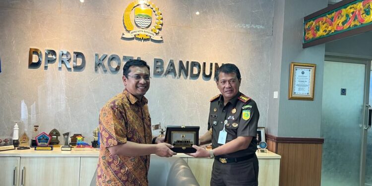 Tingkatkan Sinergitas, Kajari Baru Kunjungi Ketua DPRD Kota Bandung