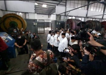 Kunjungi Industri Kulit di Garut, Airlangga Serahkan KUR Rp 500 Juta