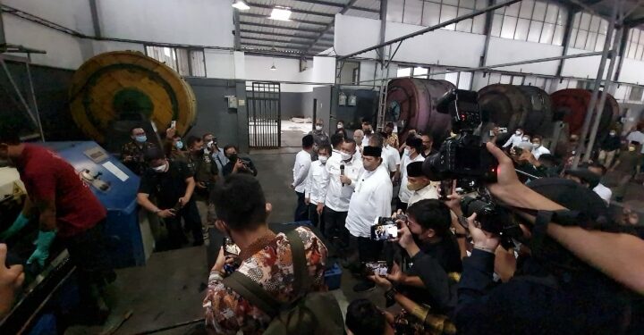 Kunjungi Industri Kulit di Garut, Airlangga Serahkan KUR Rp 500 Juta