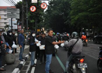 Warga Jalan Merdeka Antusias Sambut Takjil PWI Kota Bandung