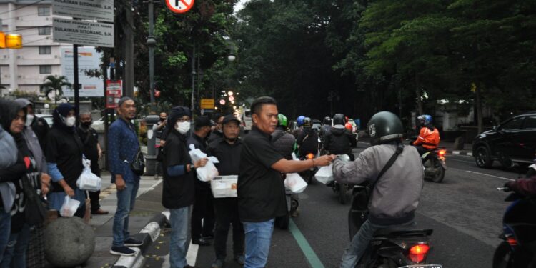 Warga Jalan Merdeka Antusias Sambut Takjil PWI Kota Bandung