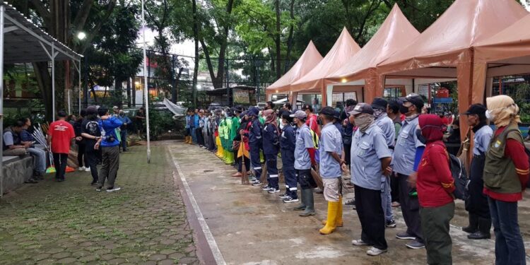 Lintas Komunitas Gotong Royong Bersih-bersih Bandung