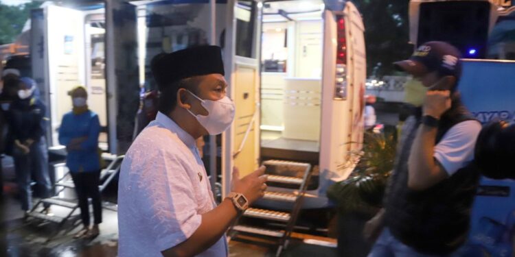 Pemkot Bandung Berbagi Takjil Sambil Ajak Warga Taat Pajak