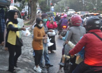 Lagi, PWI-IKWI Kota Bandung dan SMSI Jabar Tebar 300 Paket Takjil