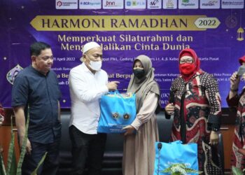 PWI-IKWI Tebar Ratusan paket Sembako Untuk Yatim dan Dhuafa