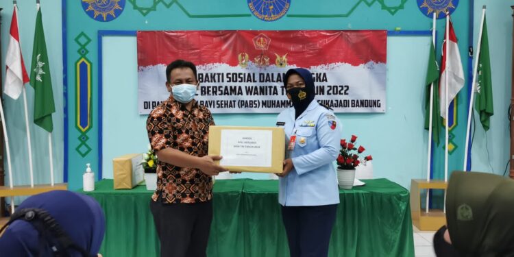 Kunjungi Panti Asuhan Bayi Sehat, Wanita TNI Serahkan Bantuan