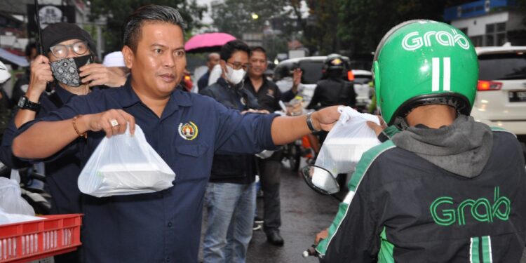 PWI dan IKWI Kota Bandung Bersama SMSI Jabar Kembali Bagikan Ratusan Takjil