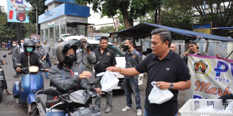 Komitmen Bersama, Minggu Terakhir Ramadhan PWI Tetap Bagi-bagi Takjil