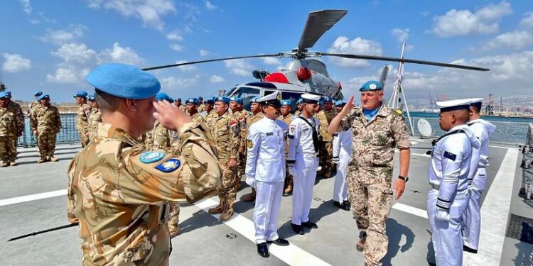 Prajurit KRI SIM-367 Terima Jam Komandan MTF Commander UNIFIL