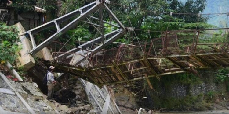 Rusak Parah, SCTV Bangun Jembatan Asa di Bogor