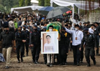 Isak Tangis Iringi Pemakaman Eril