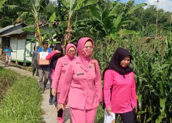 Isteri Polri Polsek Cibatu Bantu Korban Banjir Garut