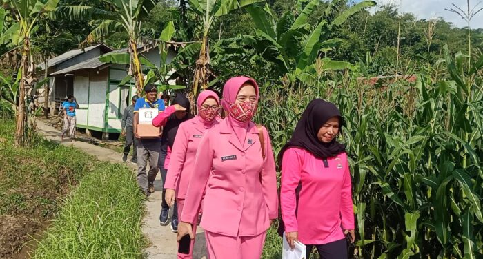Isteri Polri Polsek Cibatu Bantu Korban Banjir Garut