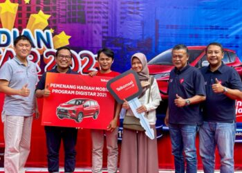 Telkomsel Serahkan Hadiah Mobil Untuk Yulia Cell