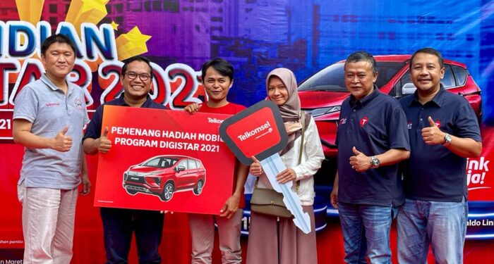 Telkomsel Serahkan Hadiah Mobil Untuk Yulia Cell