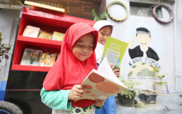 Minat Baca Warga Kota Bandung Meningkat Berkat Gerobak Baca dan Klik
