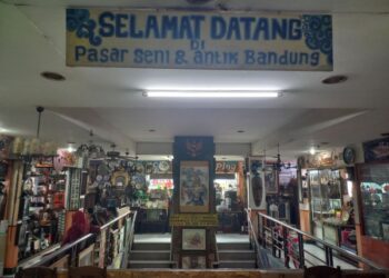 Berburu Barang Vintage di Pasar Antik Cikapundung  