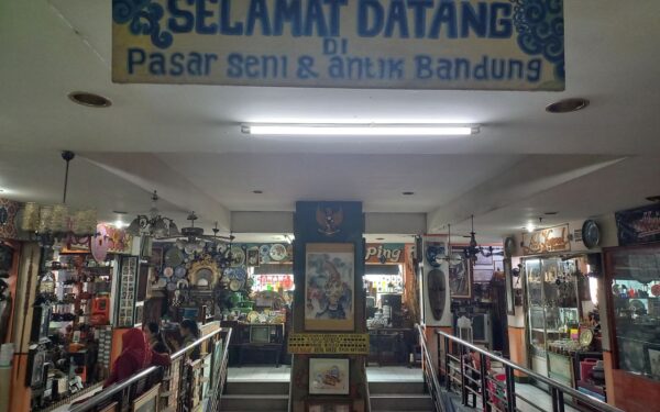 Berburu Barang Vintage di Pasar Antik Cikapundung