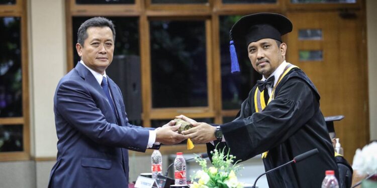 Ema Sumarna Raih Gelar Doktor dengan Predikat Sangat Memuaskan