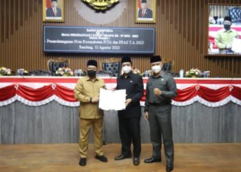 Pimpinan DPRD dan Wali Kota Bandung Tandatangani Nota Kesepakatan KUA-PPAS TA 2023