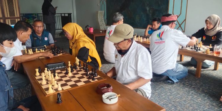 Tim Porwanas PWI Jabar Unggul 8-5 dari Tim Catur PORDA Percasi Garut