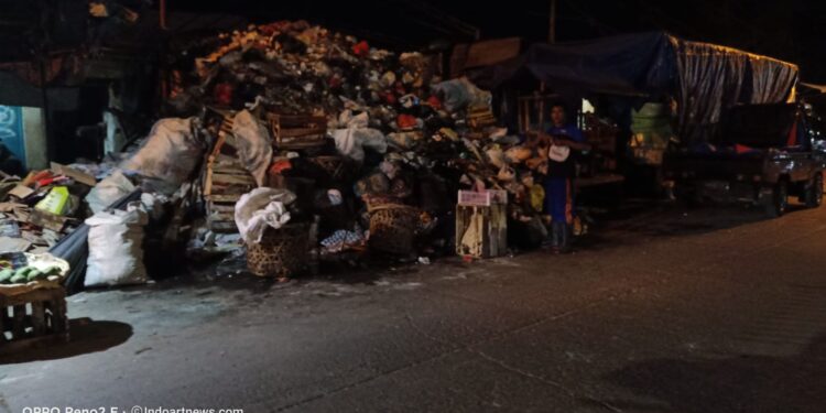 Tumpukan Sampah Hiasi Wajah Kota Bandung