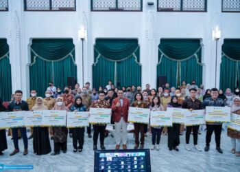 Sedikitnya 614 Mahasiswa Terima Beasiswa JFLS di Gedung Sate