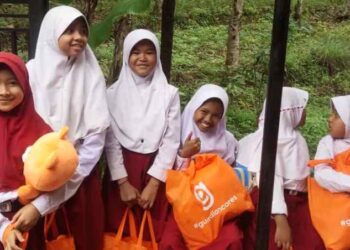 Senangnya Anak-Anak Ini Dapat Hadiah dari Guardian