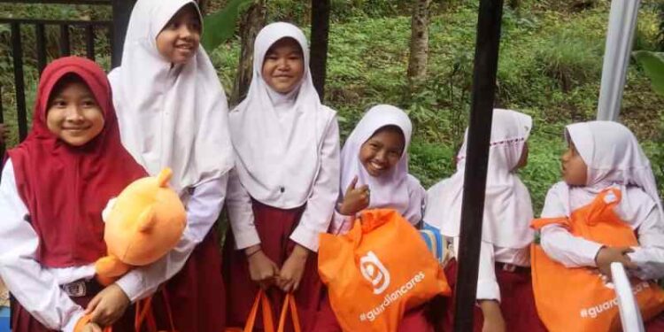 Senangnya Anak-Anak Ini Dapat Hadiah dari Guardian