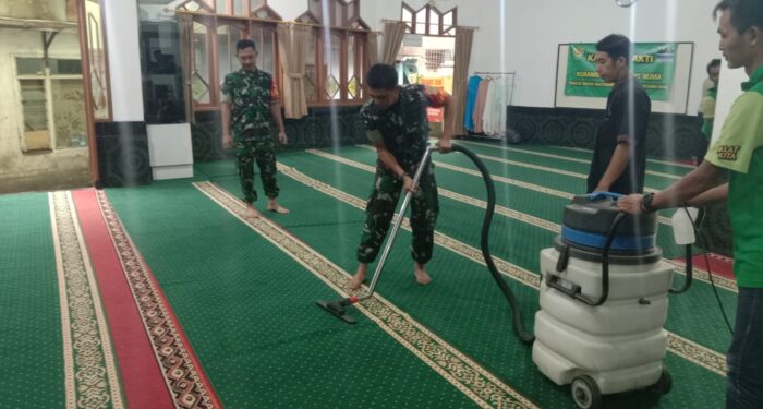 Peduli Lingkungan, Personil Koramil 1812/BW Bersihkan Masjid Jihadul Wasilah