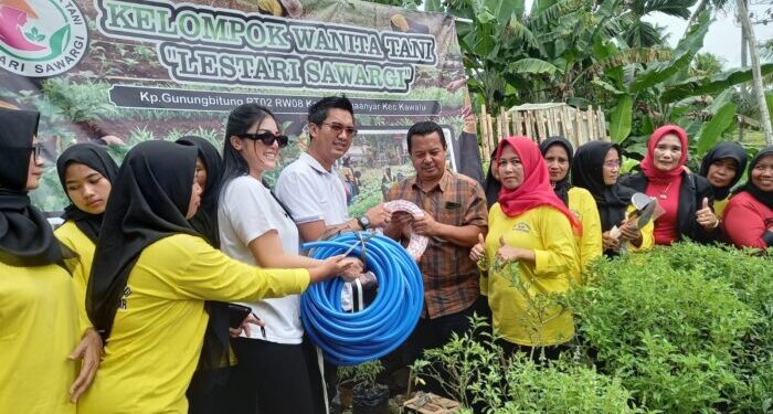 Peduli Inflasi, Dadan Tri Bantu Alat Tani Untuk KWT Lestari Sawargi