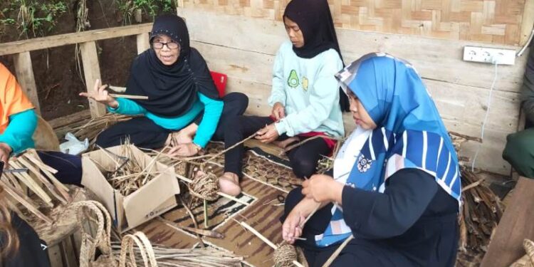 Pengrajin Eceng Gondok di Saguling KBB, Tak Pernah Tersentuh Bantuan