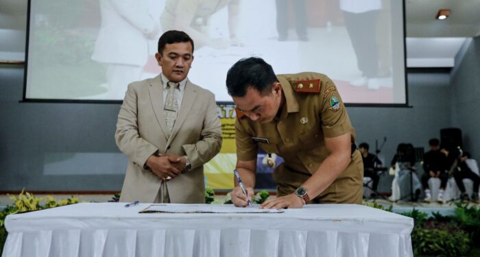 Dedi Serahkan Jabatan Kadisdik Jabar Ke Wahyu Mijaya