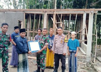 Bantu Ponpes Assubulusalam, Kodim 0602/Serang Serahkan Keramik