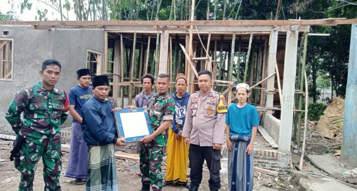 Bantu Ponpes Assubulusalam, Kodim 0602/Serang Serahkan Keramik