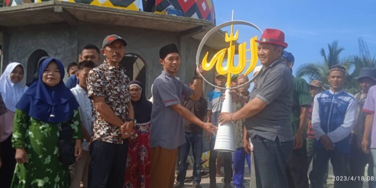 Pengusaha Muda Dadan Tri Yudianto, Bantu Kubah Besar Masjid Al-Ishlah Salopa