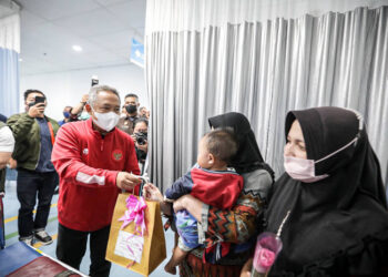 Yana Bagikan Bunga Untuk Nakes dan Pasien