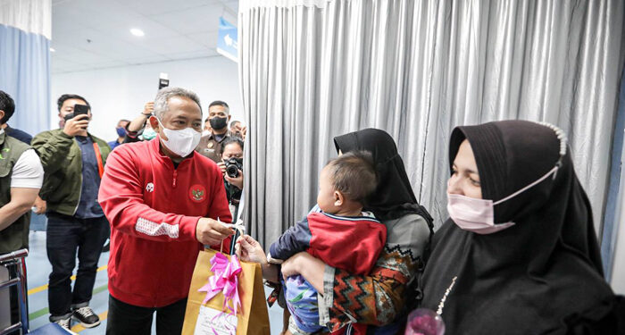 Yana Bagikan Bunga Untuk Nakes dan Pasien
