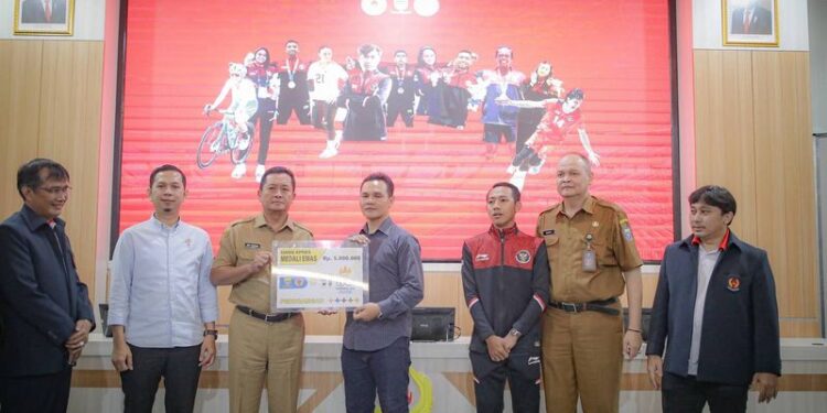 Sabet 23 Medali, Ema Janjikan Tambahan Kadedeuh Untuk Atlet Kota Bandung