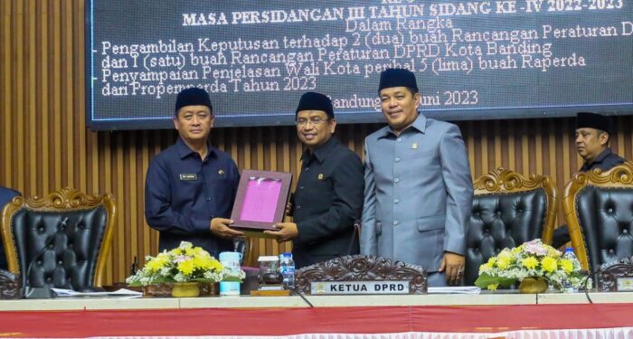 Ema Serahkan Lima Raperda Kepada DPRD Kota Bandung