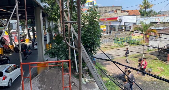 Tertibkan Kabel di Kawasan Skywalk Cihampelas